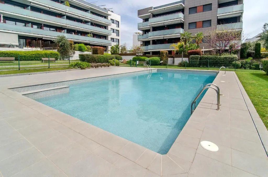 Sitges Spaces Garden Paradise 3 bedroom, 3 bathroom, huge PRIVATE garden-terrace, pool- sleeps up to 8