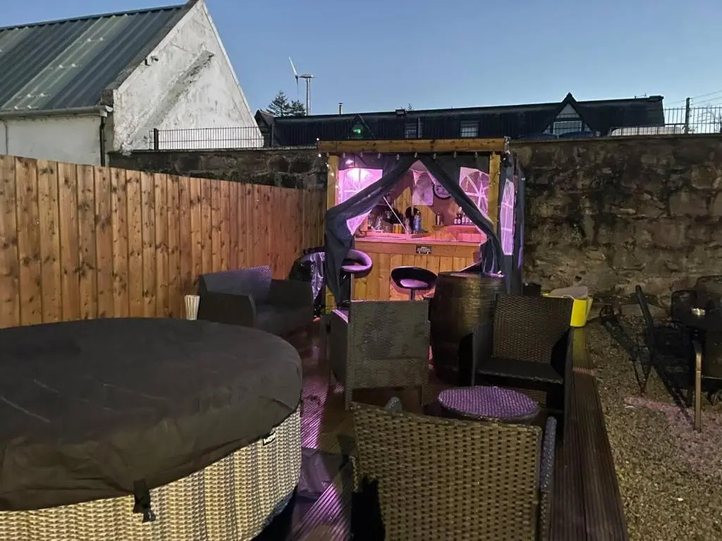 3 Bed Cottage -Sleeps 5-Pets-HotTub-Bar-Smoking