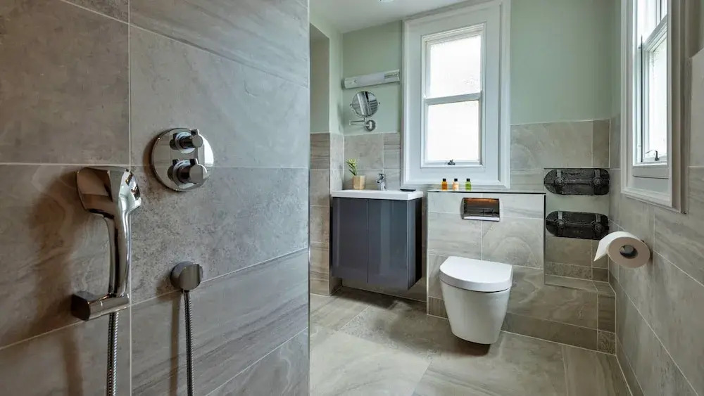 Elegant Duplex in Buxton's Historic Center, No Deposit