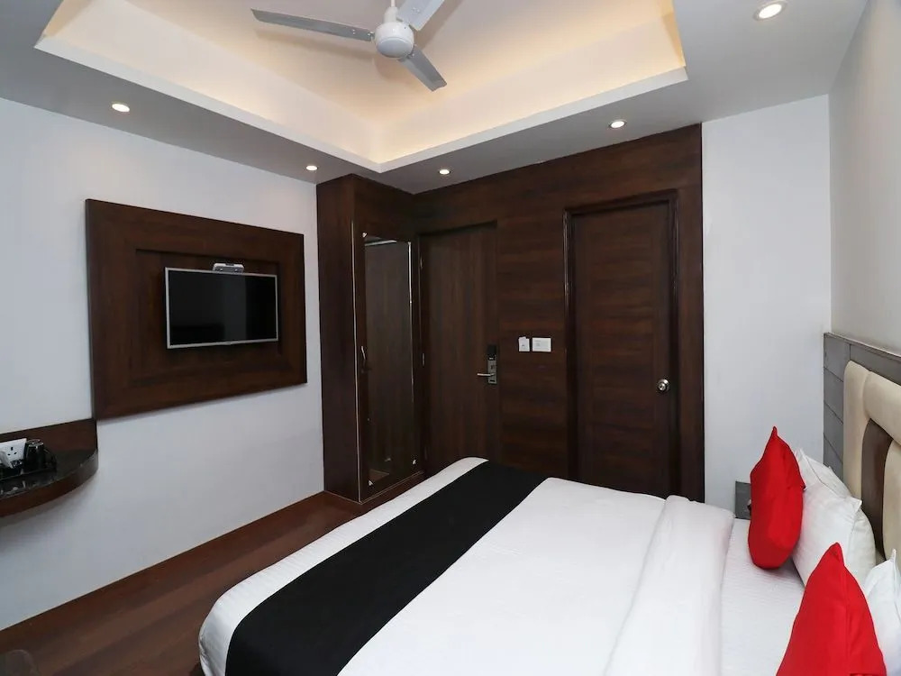 Capital O 26634 Grand Sm Regency