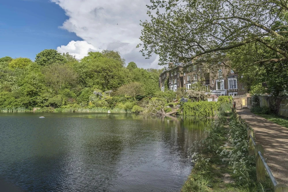 Enchanting Hampstead Home by the pond