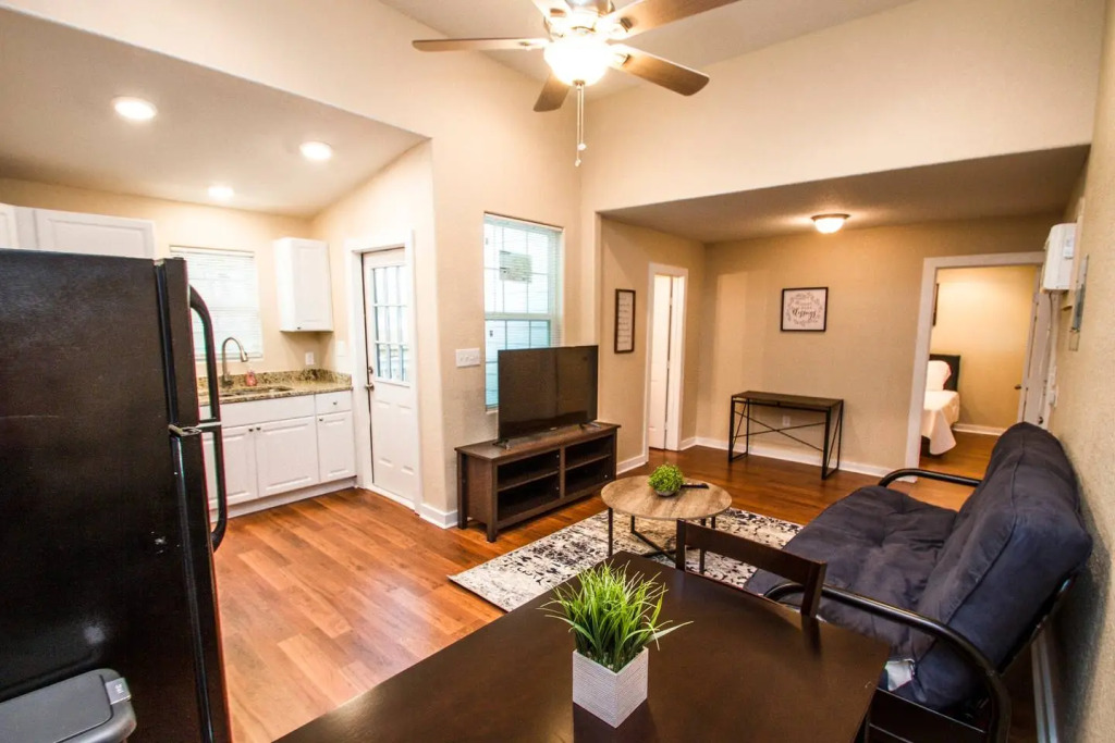 One Bedroom Apartment Near Downtown with Sleeper