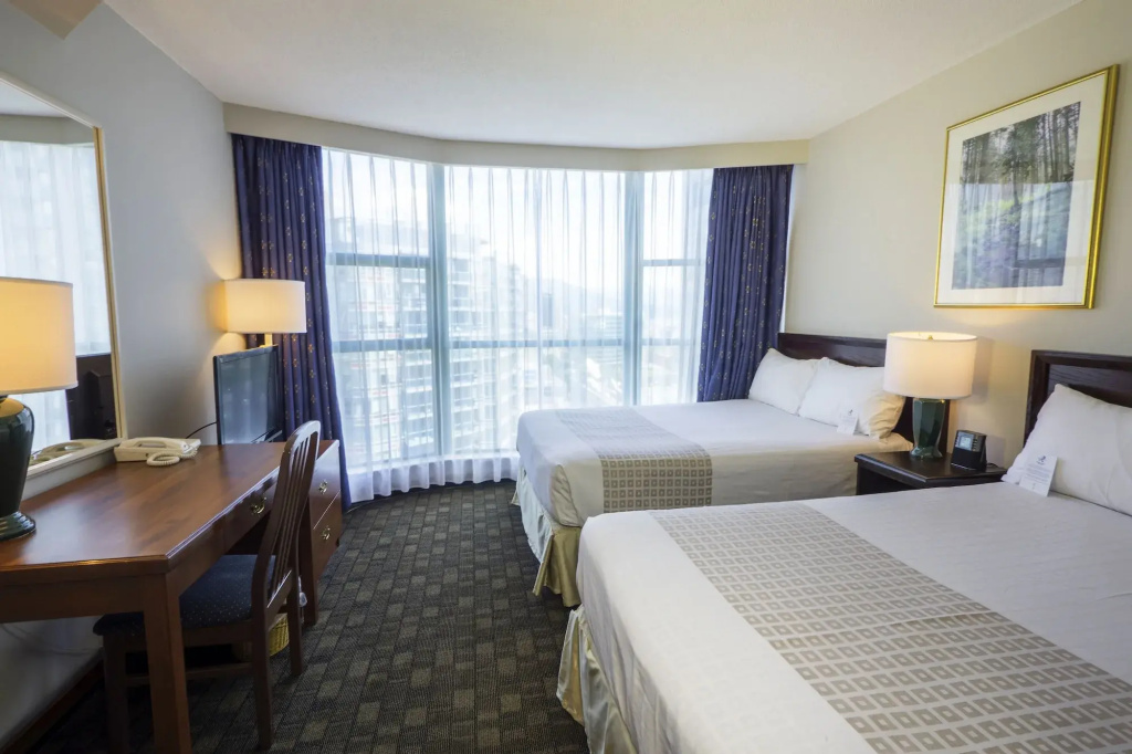 Rosedale on Robson Suite Hotel