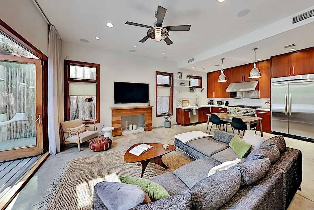 Modern Architectural - Just A Short Walk To Beach 3 Bedroom Home