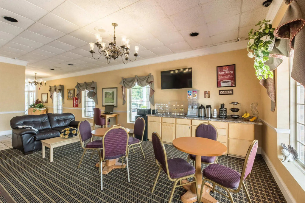 Econo Lodge Inn & Suites
