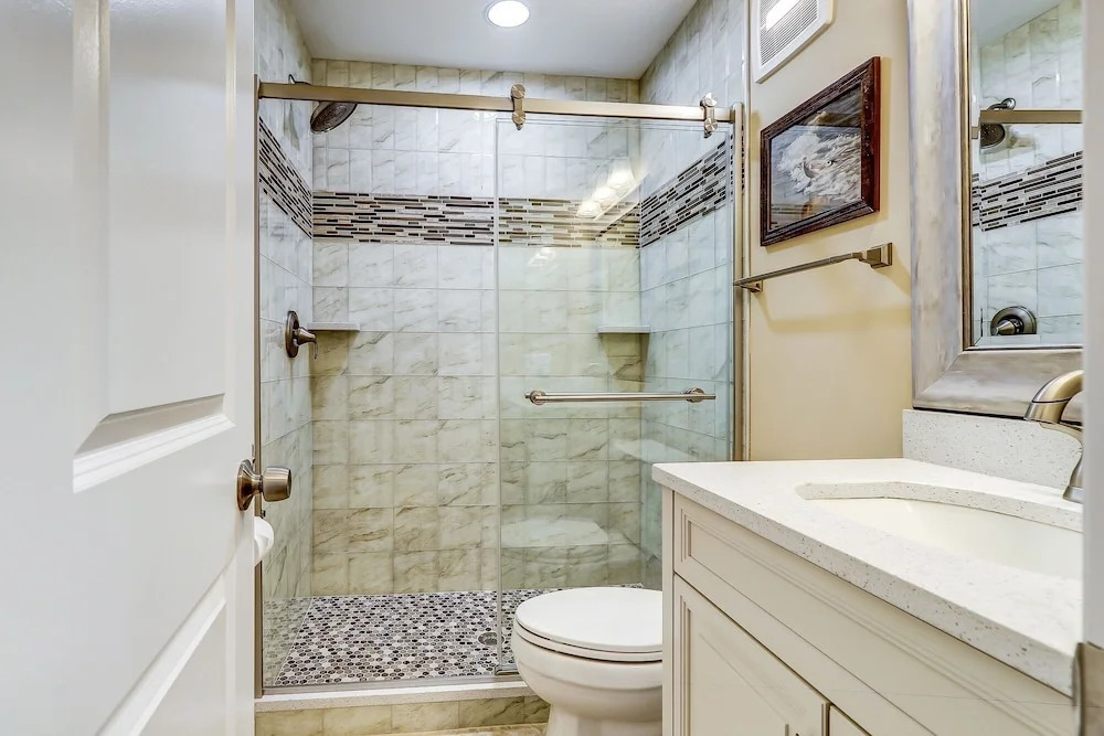 New Listing! Updated Condo - 25 Yards To Beach Condo