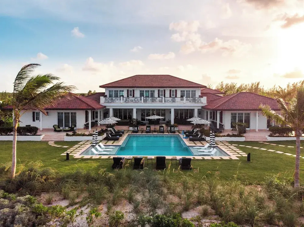 Island Haven: Oceanfront Retreat With Infinity Pool