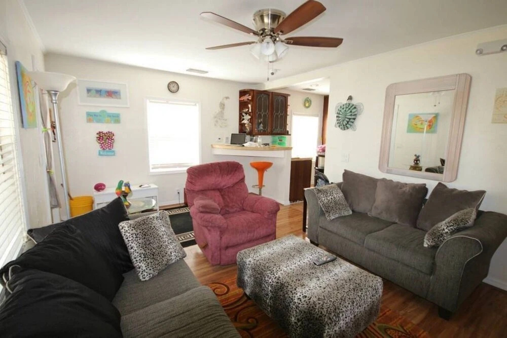 Mermaid Bungalow- 2 BR House Close to the Beach