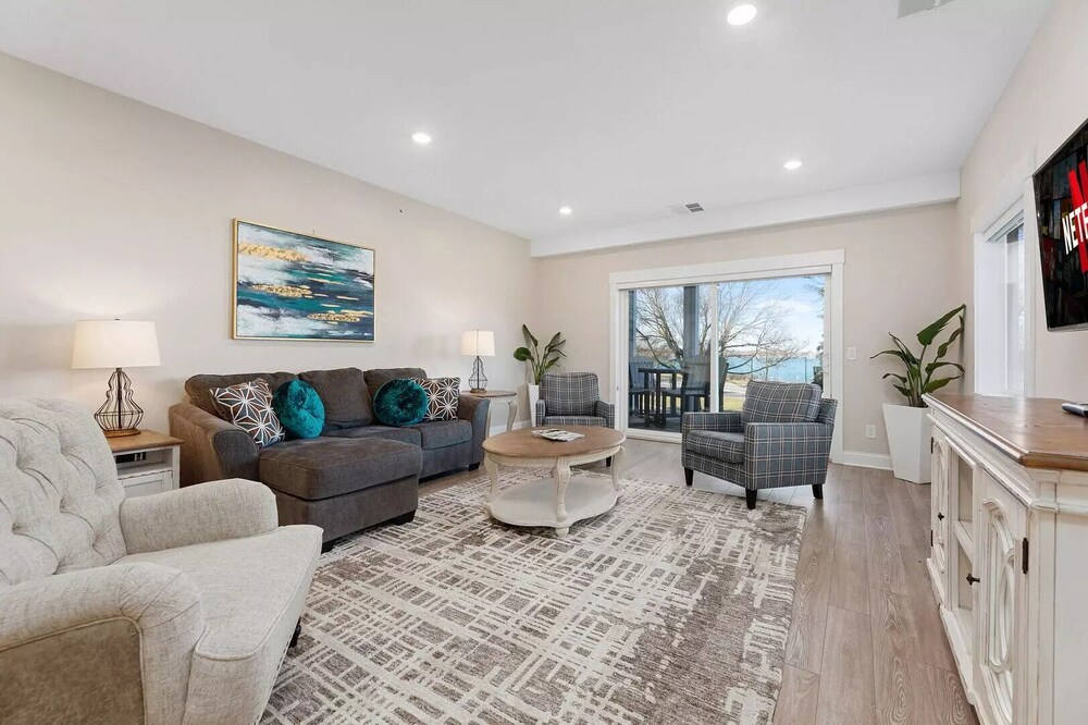 539 Bay St. Lake View Condo Unit 404E