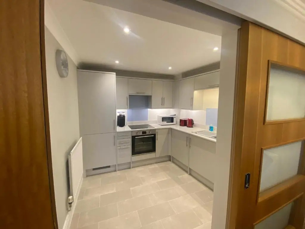 GS - Luxury, modern town centre, 2 beds, free parking for one vehicle