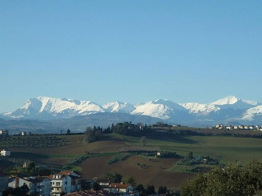 4 bedrooms appartement with enclosed garden and wifi at Recanati 8 km away from the beach