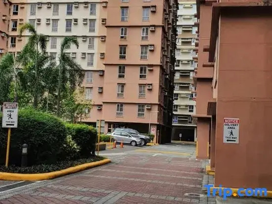 Near Manila Airport, "Hotel Style" Studio Condo With Kitchen + Pool, 5G