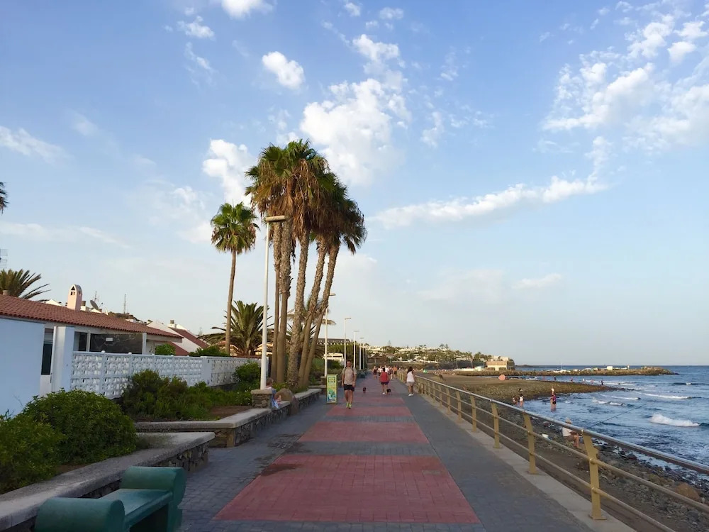Villa 6 People, Heated Pool, Seafront, Great Location