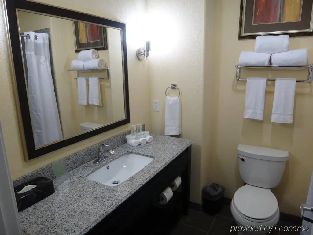 Holiday Inn Express & Suites Cleveland by IHG