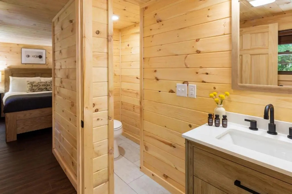 Carter Creek by Avantstay Secluded Yard w/ Creek + Suite