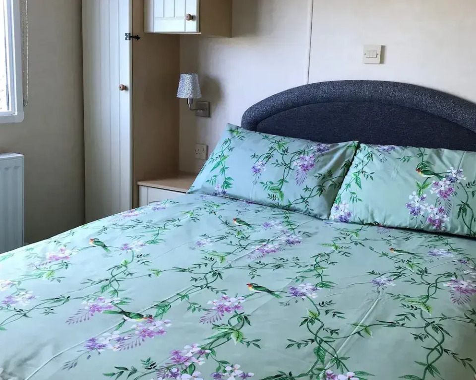 2 Bed-sleeps4-beachfront-free Parking