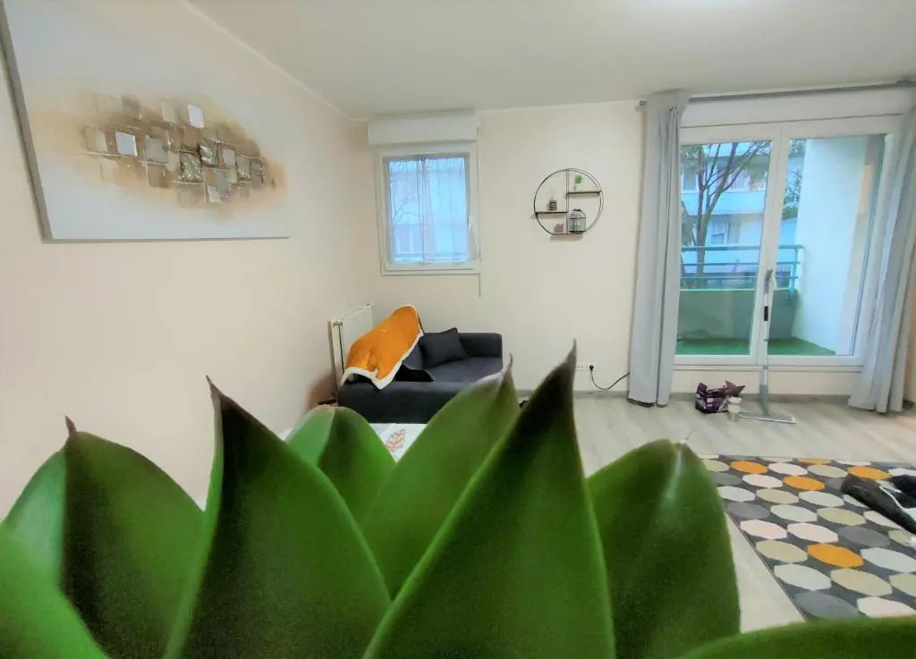 Lovely flat nearby Paris fully redone with free parking on premises and balcony