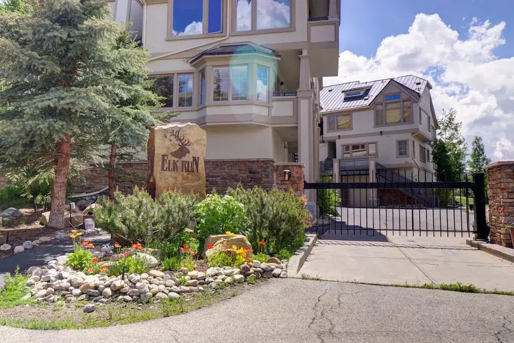 Newly Renovated, Slope-Side Walk-In Walk-Out, Top Floor, Views of Ten Mile Range - ER4 by Redawning