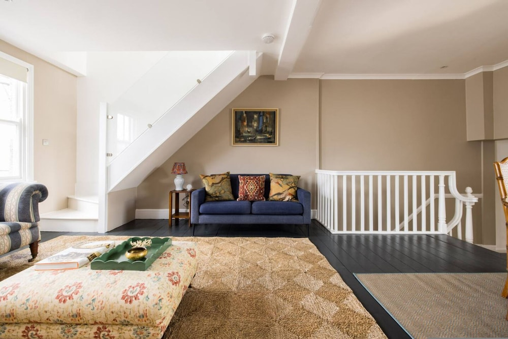 The Thames Embrace 3 BR & Garden House