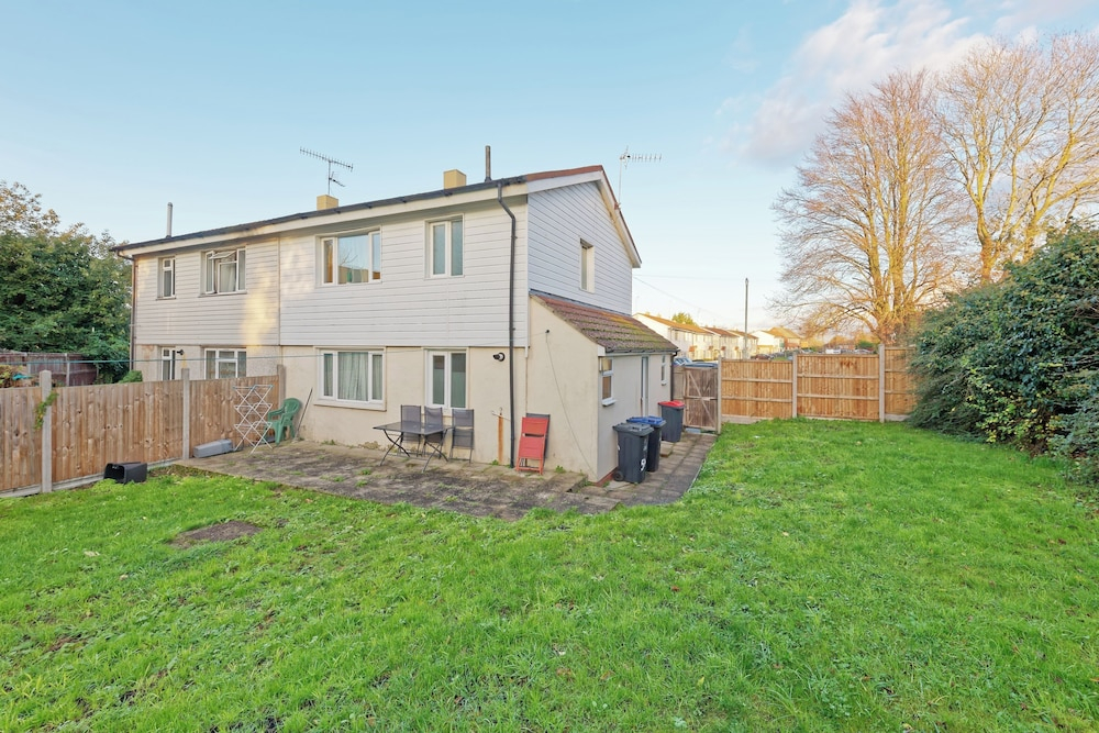 House Sleeps 14 With Enclosed Garden
