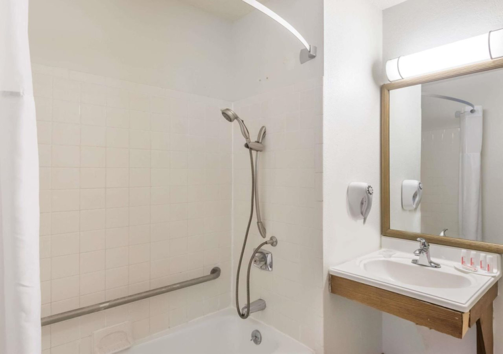 Super 8 by Wyndham Hartford