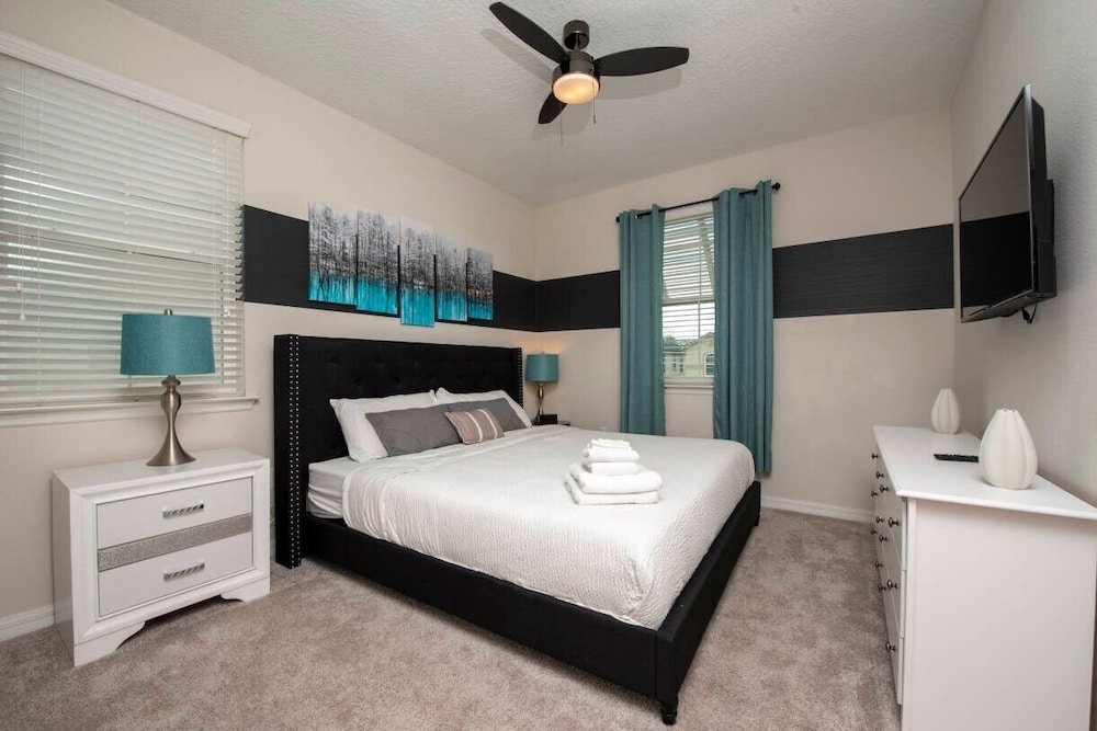 9BR Home w/ Private Pool Solara Resort