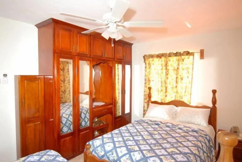 J&G's Tropical Apartments