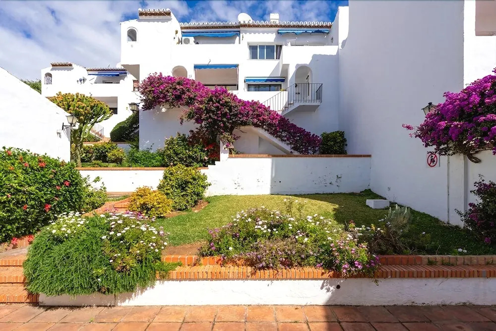 Stunning 2BR Apartment near the Beach Ref 54
