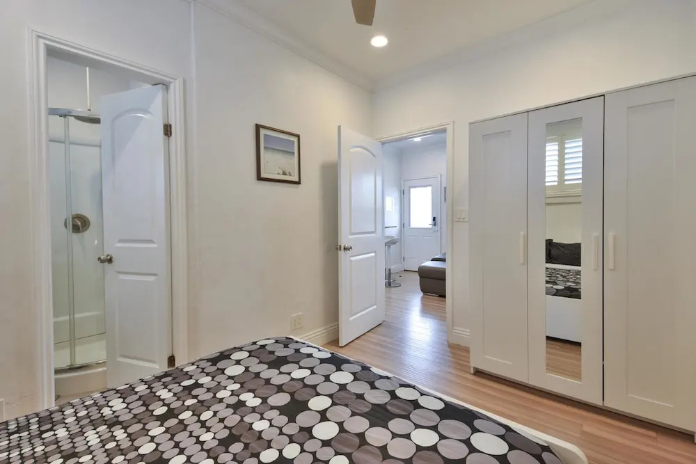 A3 Modern Home Next to Beach Sleeps 4 With AC and Beach Essentials