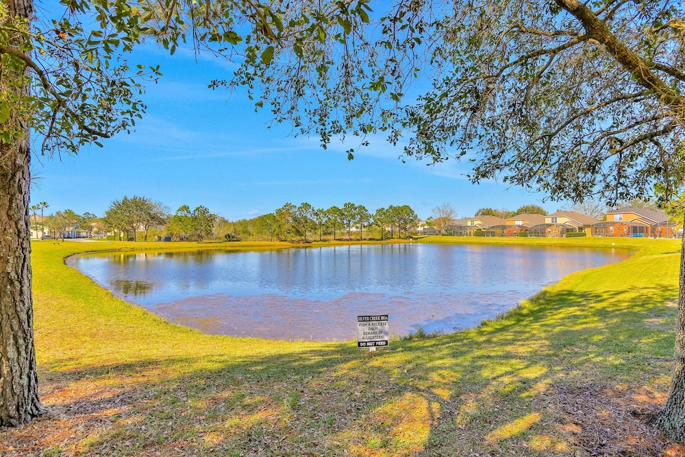 Peaceful Home With an Enclosed Patio, Pool, Grill, Washer/dryer, & AC