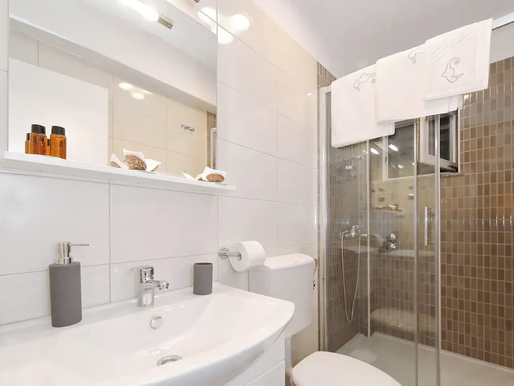 Charming Apartment Directly on the Sea, Whirlpool and Sauna, Beautiful Garden