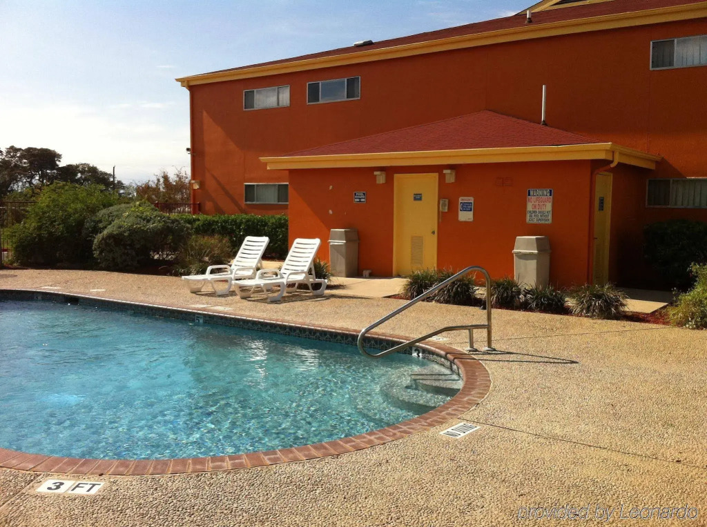Quality Inn & Suites near six flags and medical center