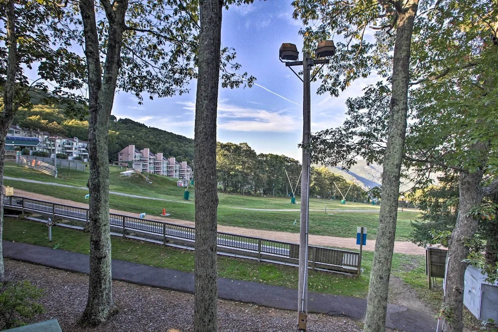 Ski-in Ski-out Wintergreen Condo w/ Balcony