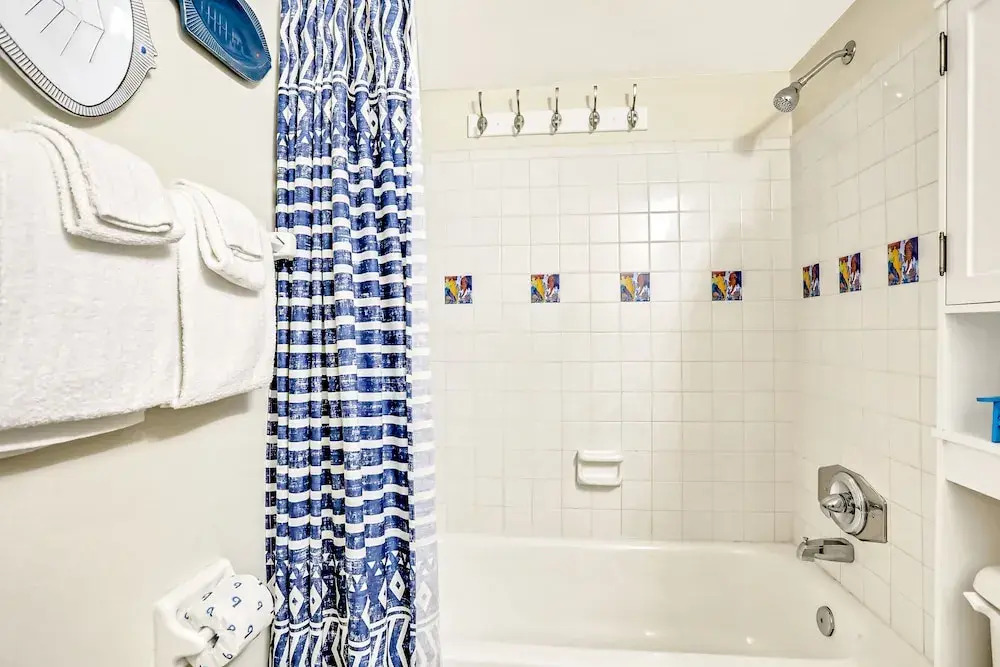 Oceanfront Condo With Pool, Grill, Central AC, Washer/dryer, & Snowbird Friendly