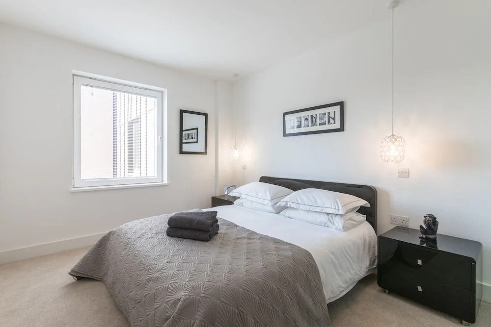 Luxury 2-bed Flat, Parking Near Tube and Emirates