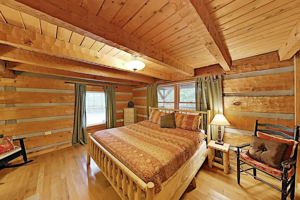 Serenity Ridge: Deluxe W/ Hot Tub & Pool Table 3 Bedroom Cabin