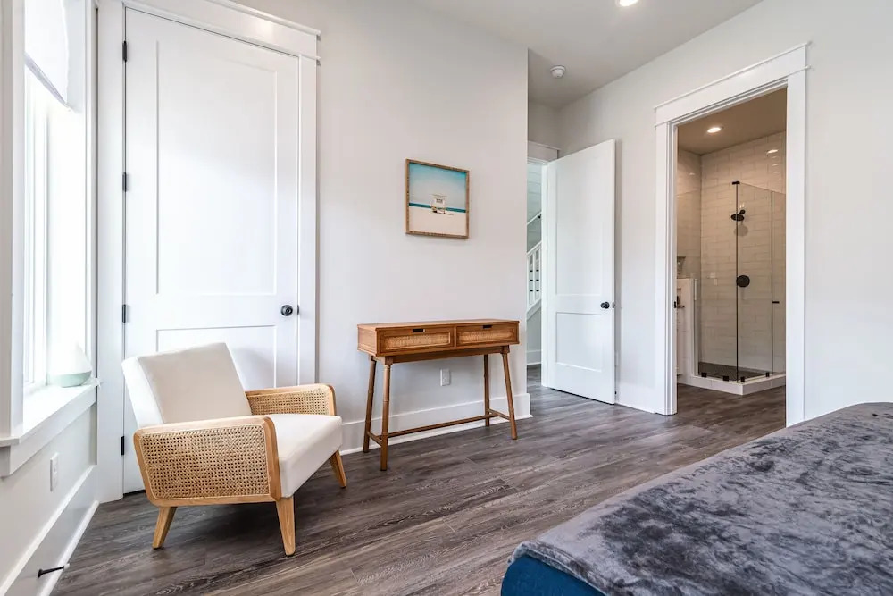Lakeside Elegance Near Beach Access