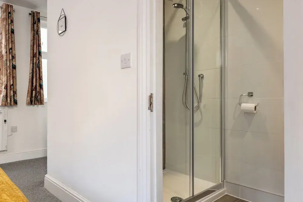 Gorgeous 1 BD in Central Cheltenham