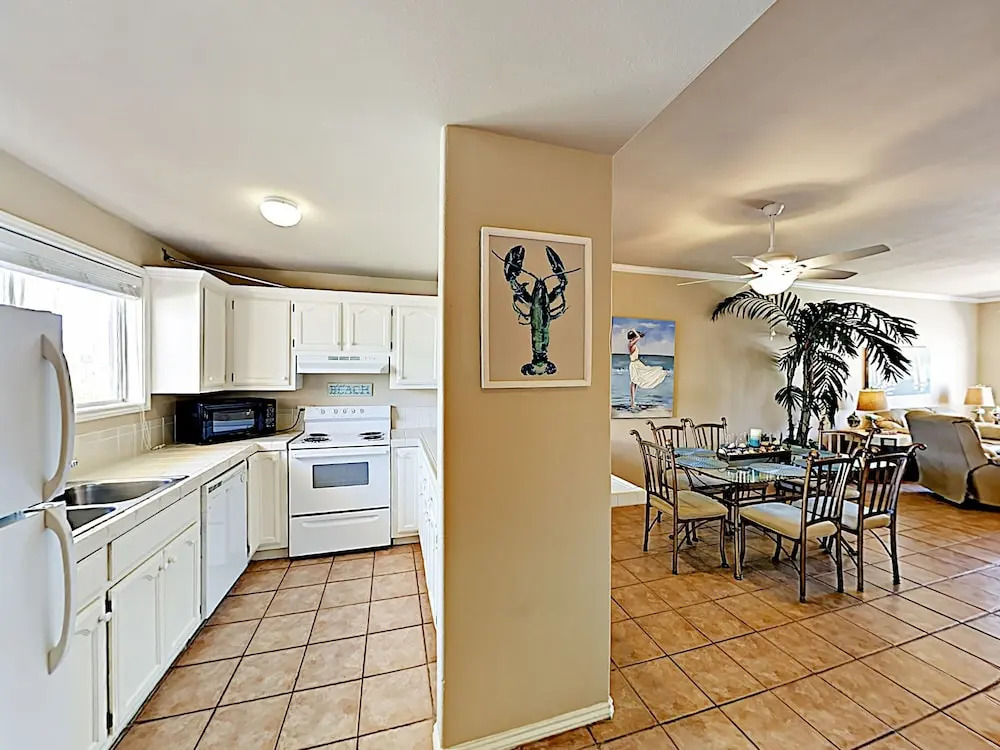 New Listing! Island W/ Pool, Walk To Beach 2 Bedroom Condo