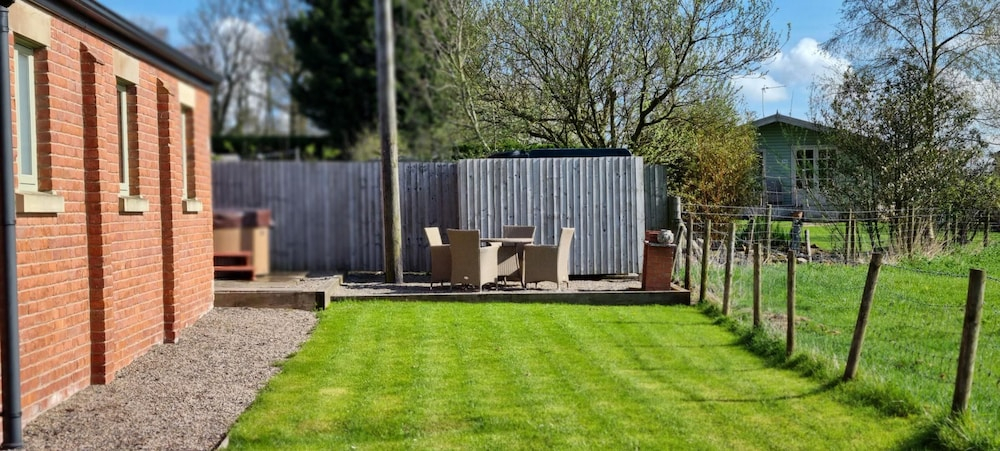 The Shippon -hot Tub ext chg - Superking-log Fire