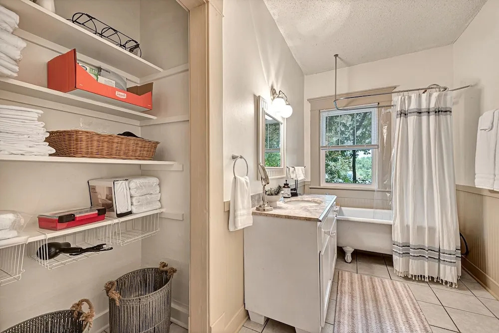 Madison Manor 4 Bedroom Bungalow by Redawning