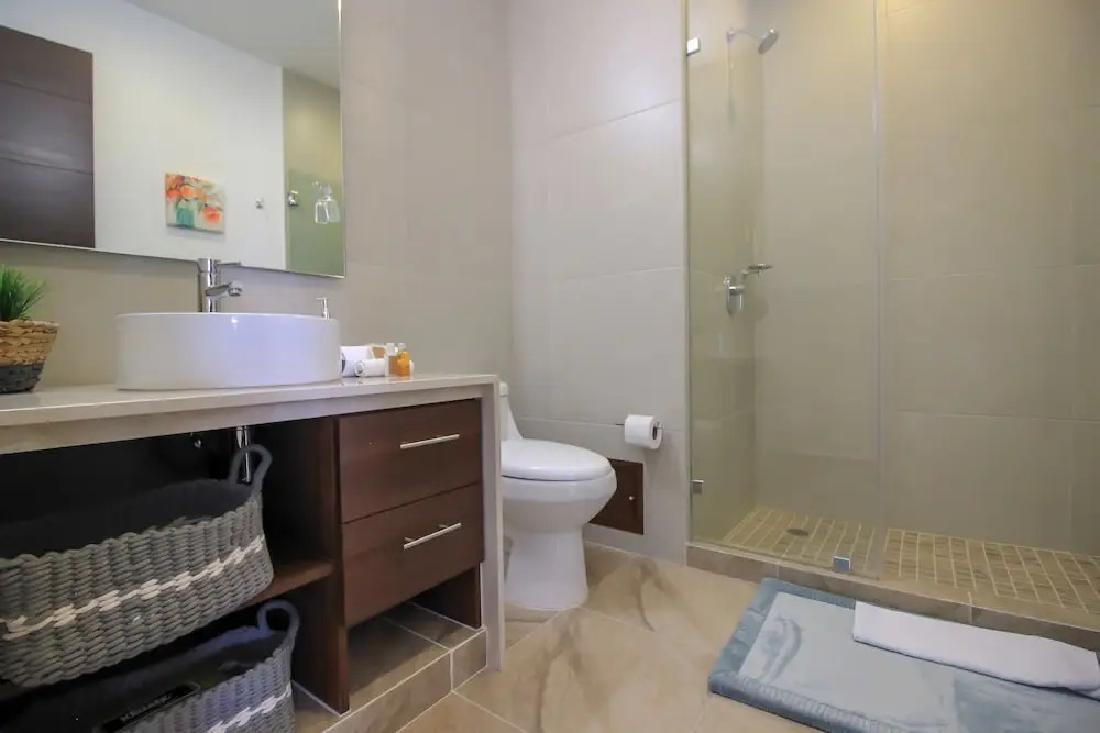Beautiful Condo with Screened Terrace by the Pool