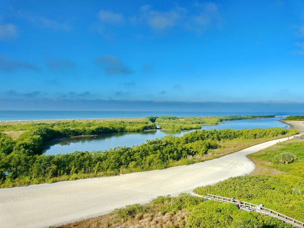 Beachfront Condo With Pool and Dazzling Ocean View