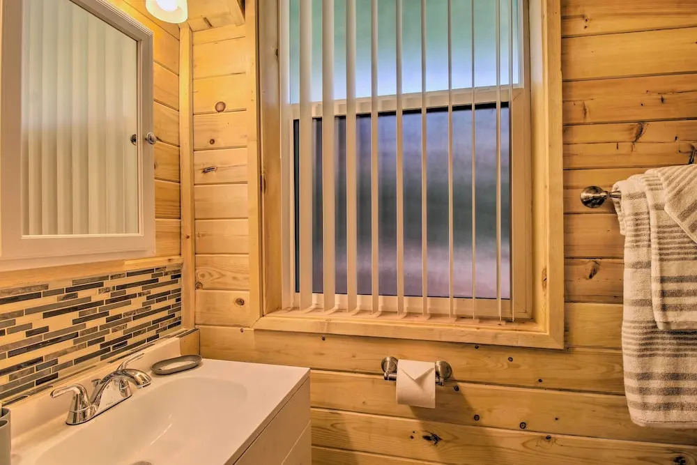 Grill, Fire Pit: Pet-friendly Lakeside Cottage!