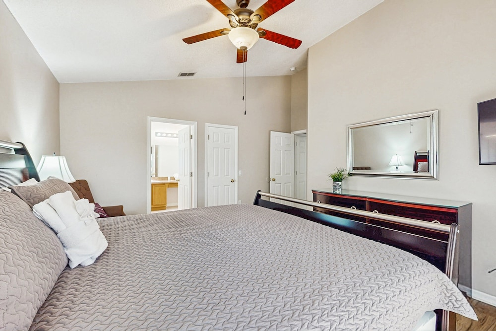 Big & Beautiful Home Close to Theme Parks W/fast Wifi, Private Patio & Pool + AC
