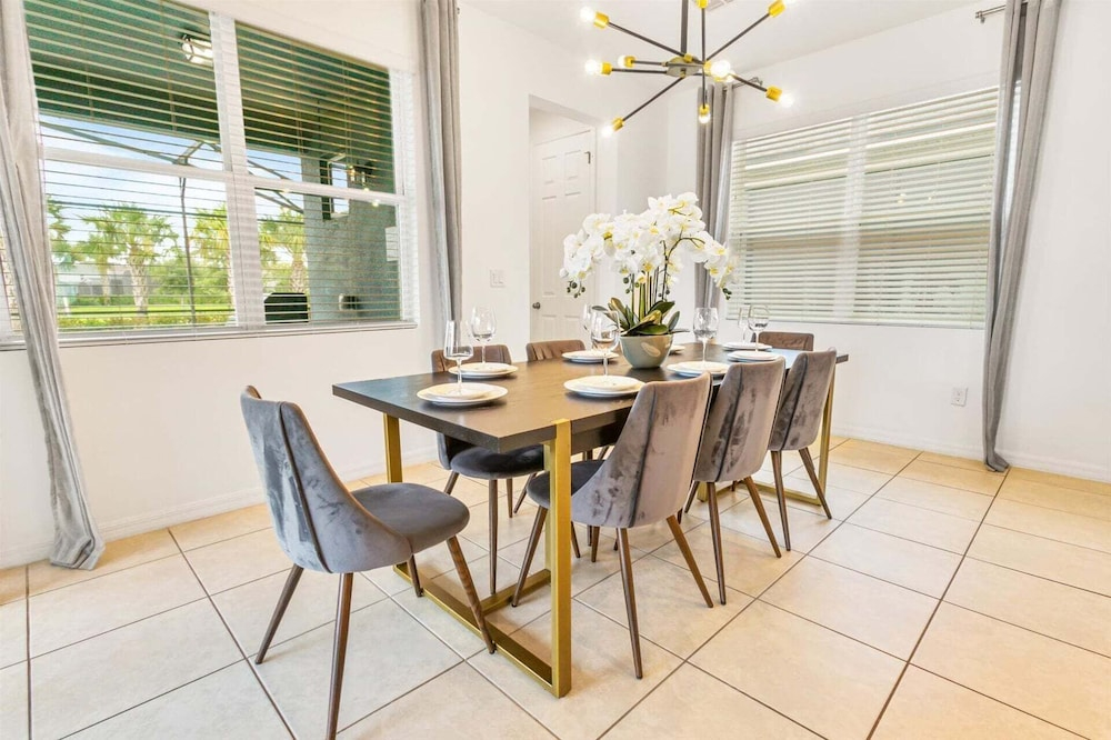 Spacious 6-bedroom Home With Private Pool & Spa in Solara Resort Just 7 Miles to Disney!