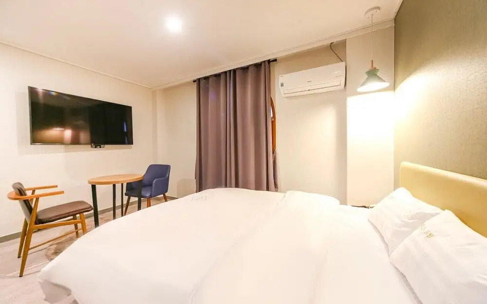 Zeus Motel
