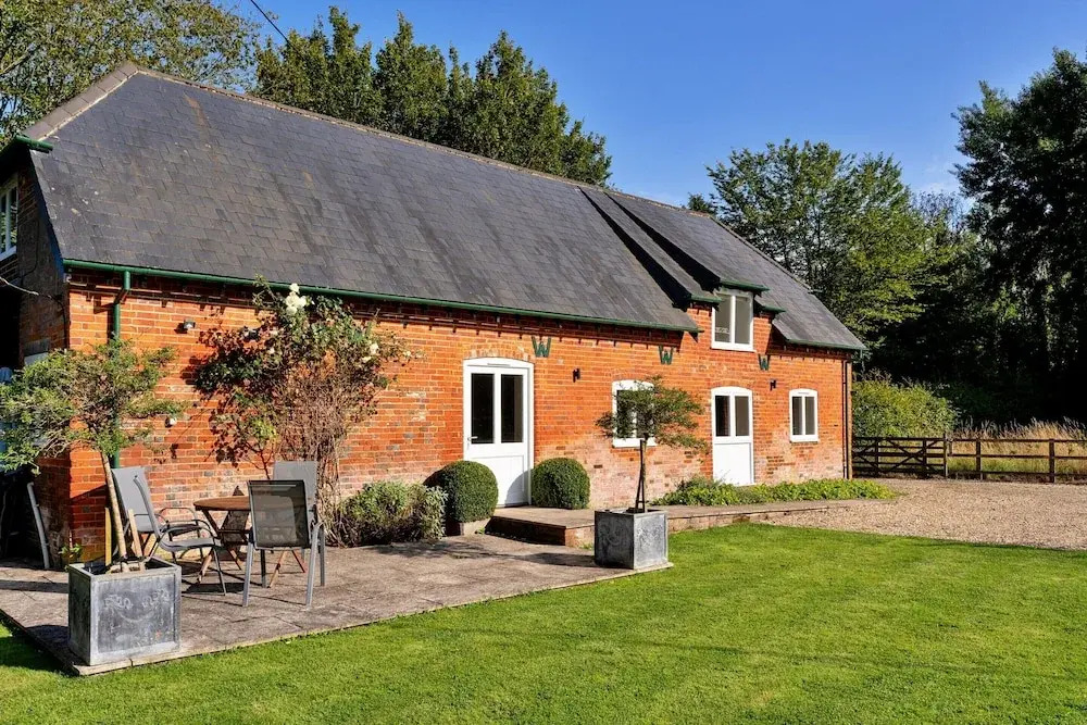 2 Bedroom Cottage in Barton Stacey, No Deposit