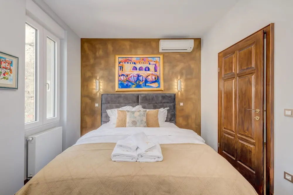 Grand Square Suite - Tale Of The City