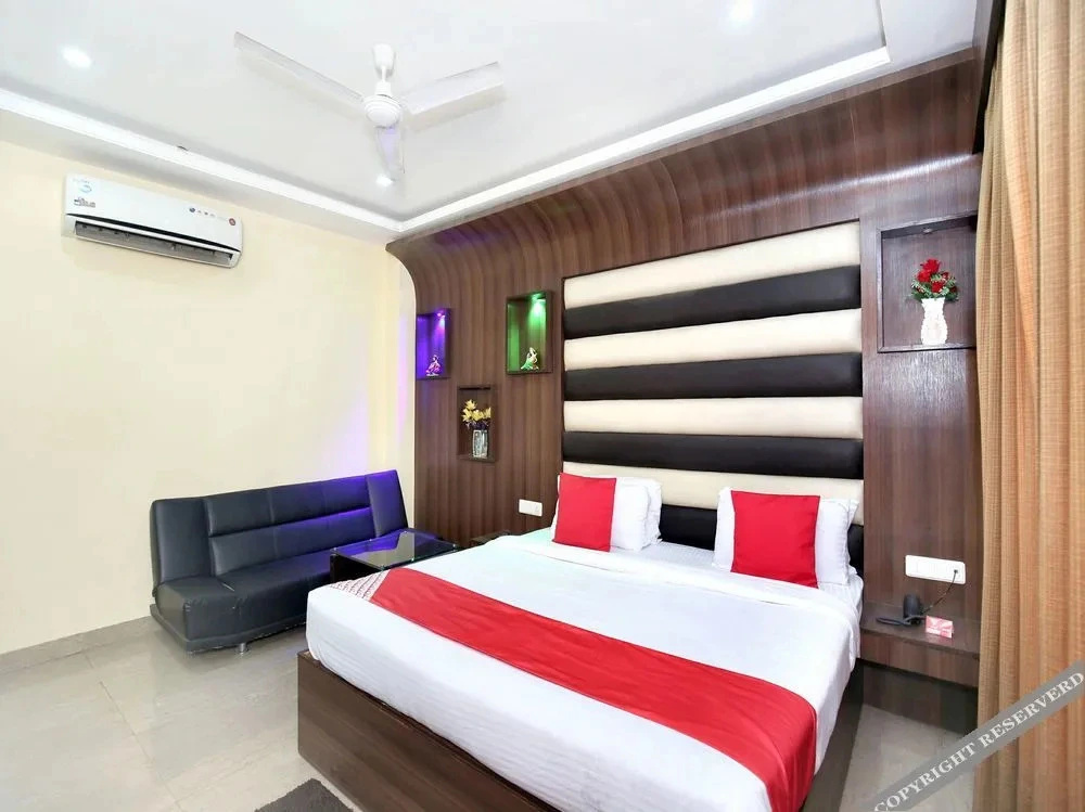 Majestic Crown by OYO Rooms
